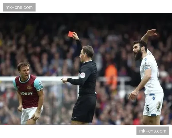 前金哨谈执法：裁判组如何通过耳麦协同判罚禁区内的定位球犯规