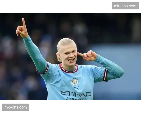 终场哨响，哈兰德独自望向伊蒂哈德的夜空